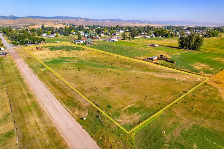 Expansive land parcel featuring a perimeter boundary