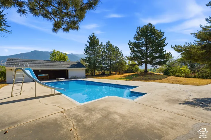 Rectangular swimming pool with integrated spa and concrete surround