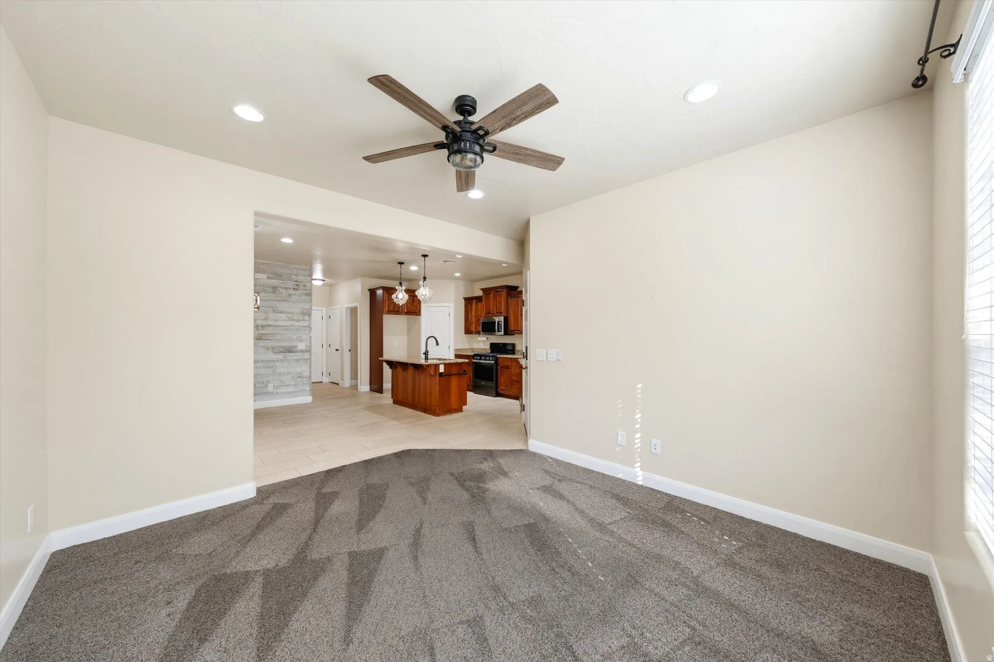 Recessed lighting, ceiling fan, and window blinds