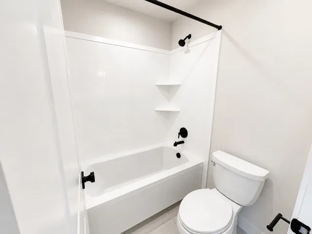 White tub/shower combination with integrated shelving
