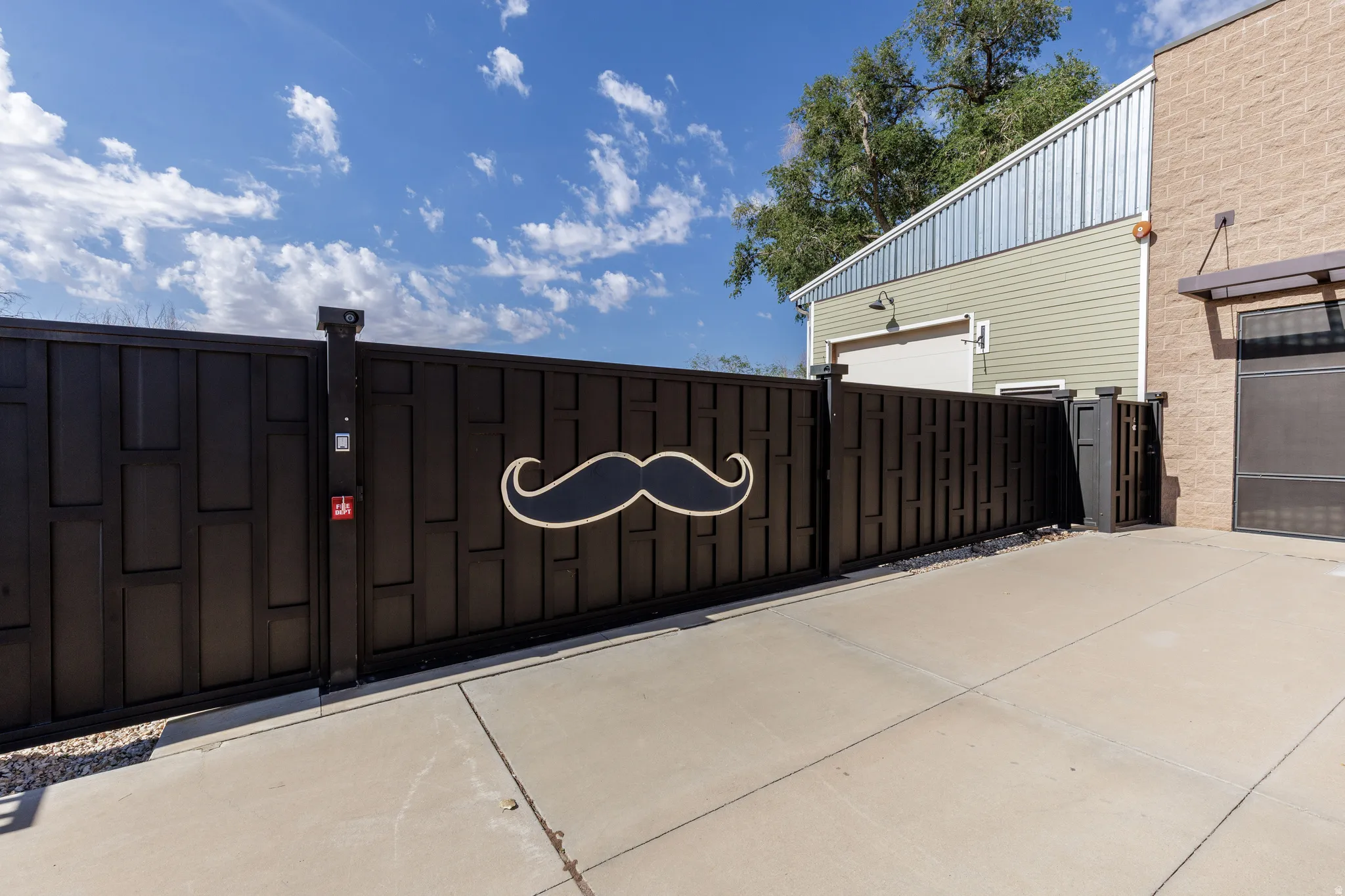 Automated privacy gate — 14' clear width