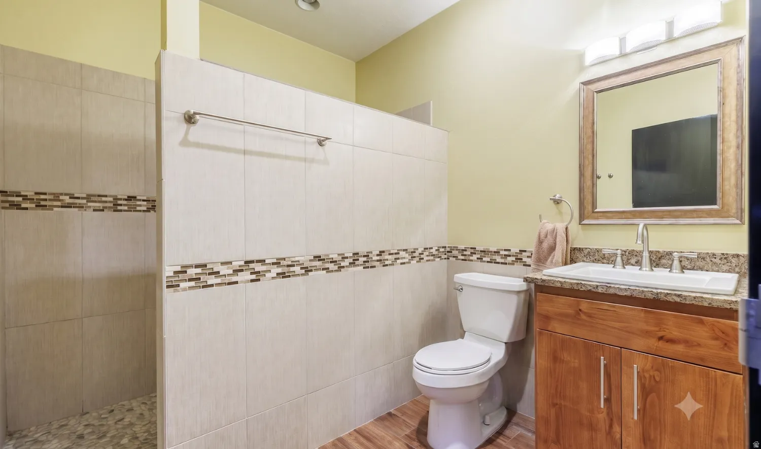Full bathroom — tile surround, granite vanity