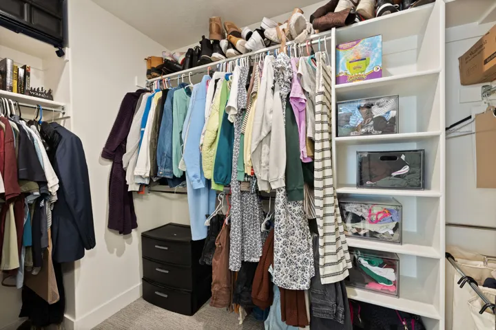 Custom closet organization system with integrated shelving and hanging rods