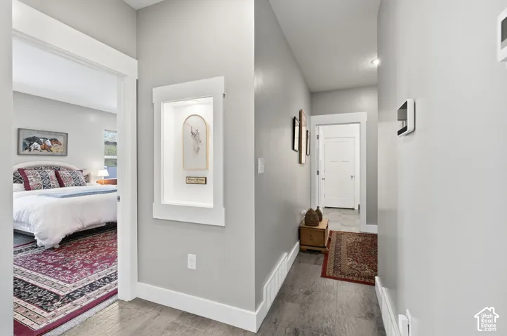 Recessed wall niche with integrated lighting