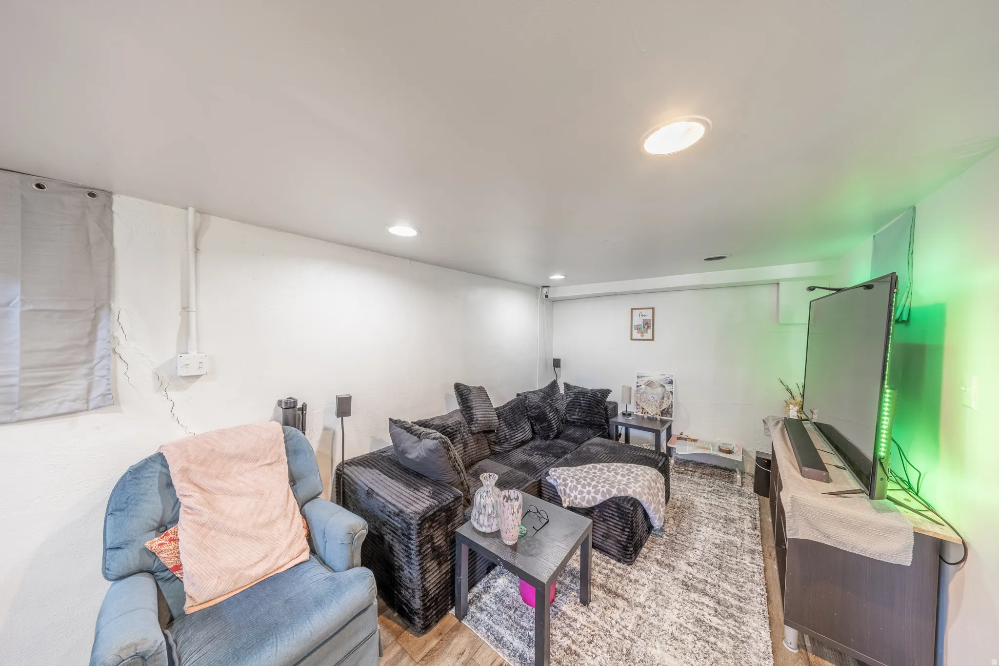 family room right off kitchen