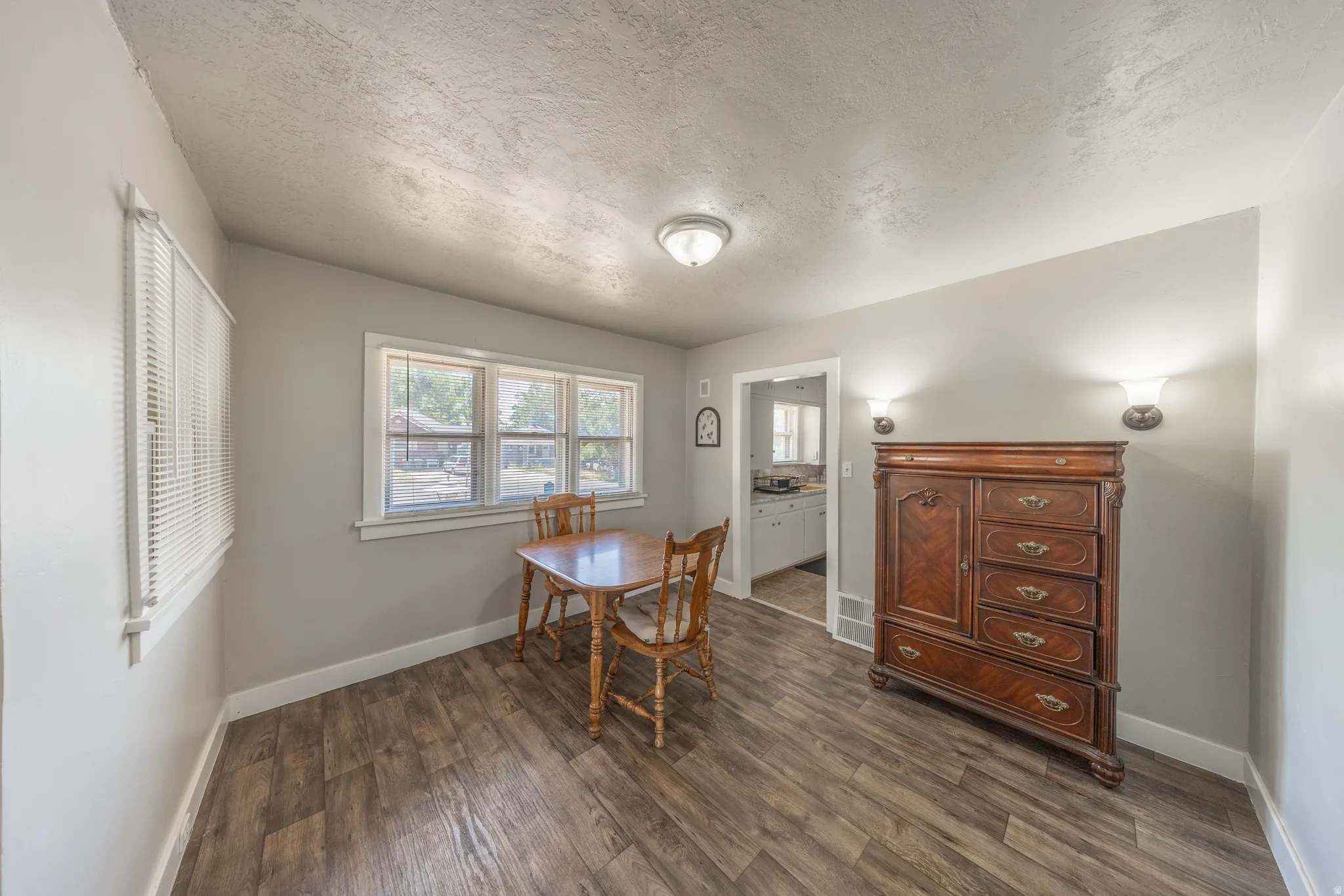 Large dining space right next to kitchen