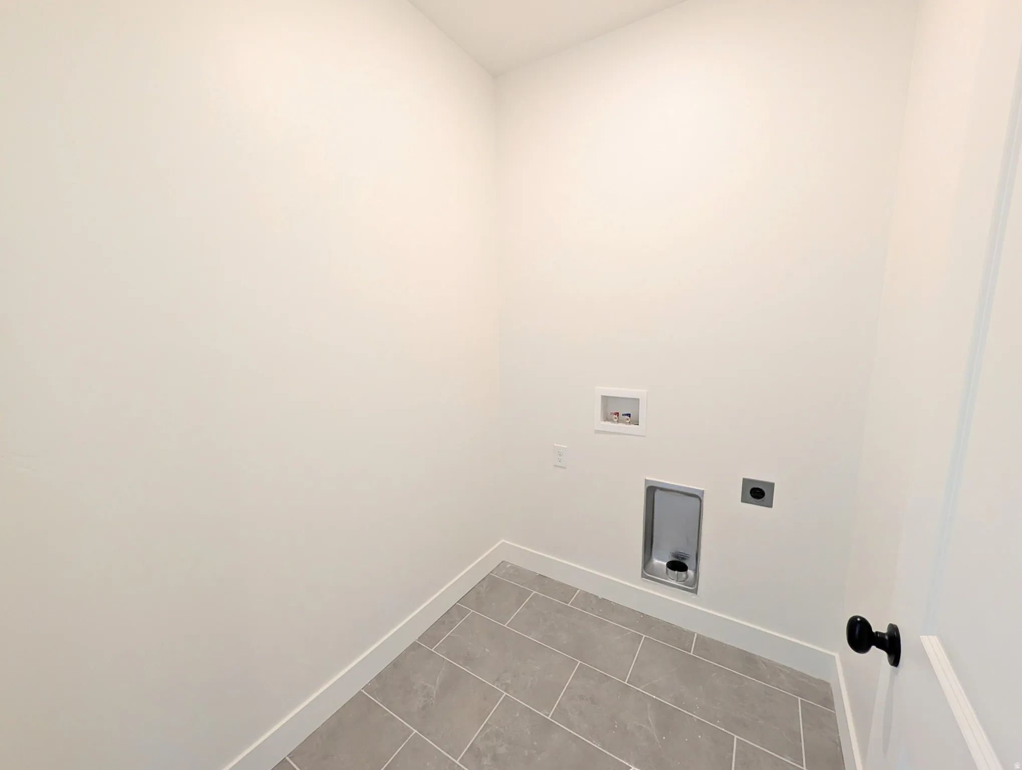 Neutral wall tones complemented by light gray floor tiling