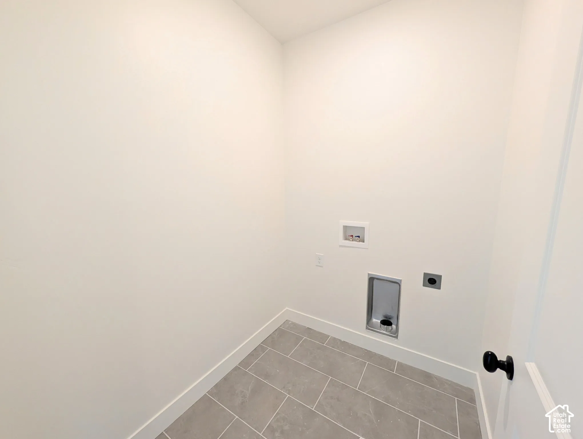Neutral wall tones complemented by light gray floor tiling