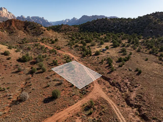 Parcel boundaries outlined — views in every direction