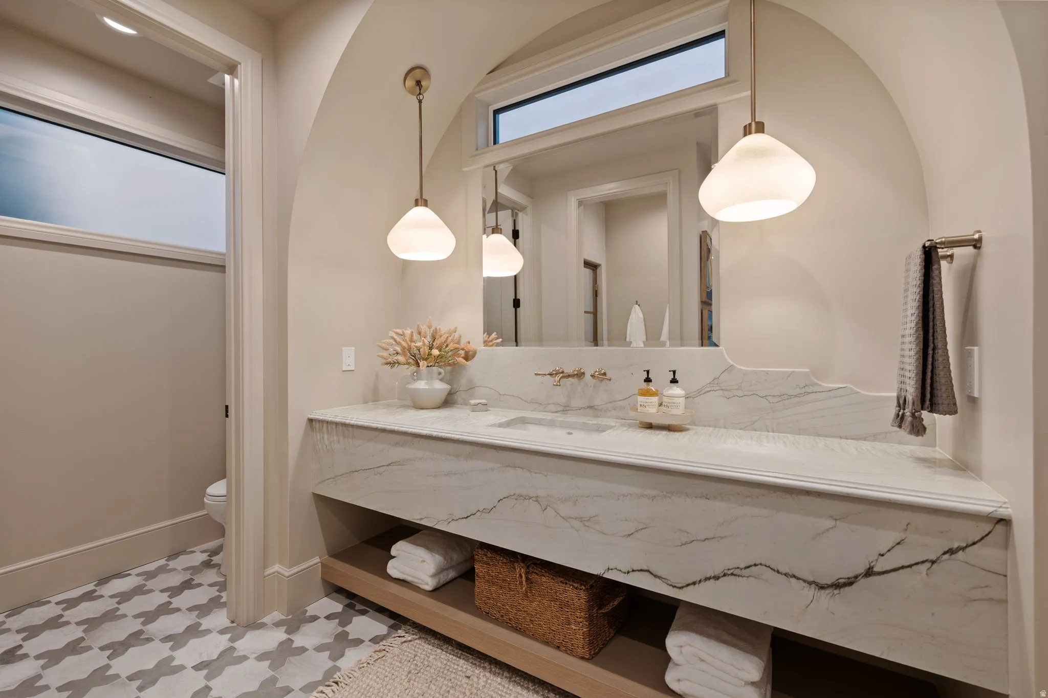 Primary Bathroom Finishes in the Pool House!