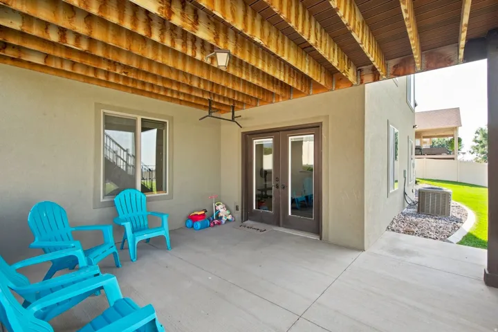 Covered patio with a concrete surface