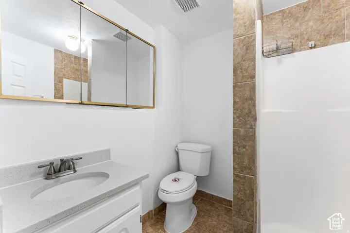 White vanity with integrated sink and chrome faucet