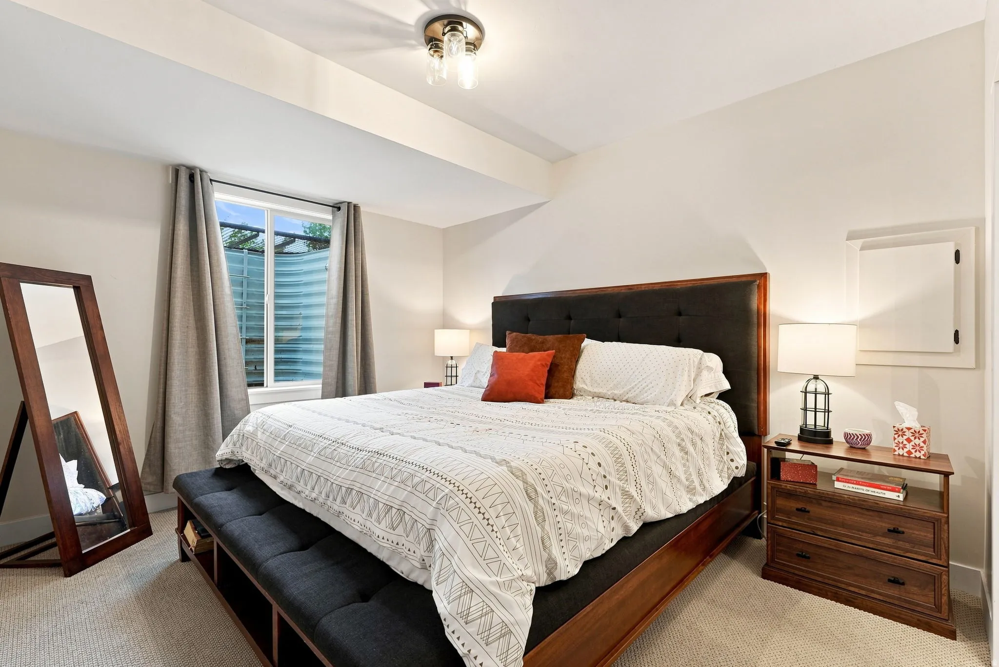 Recessed window with exterior well cover