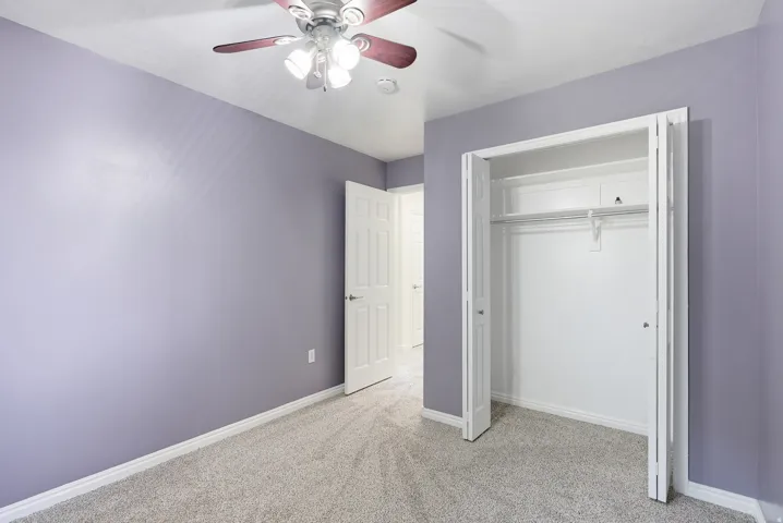 Ceiling fan with integrated lighting