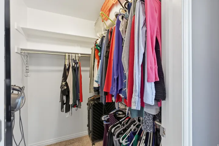 Integrated closet shelving and hanging rod system