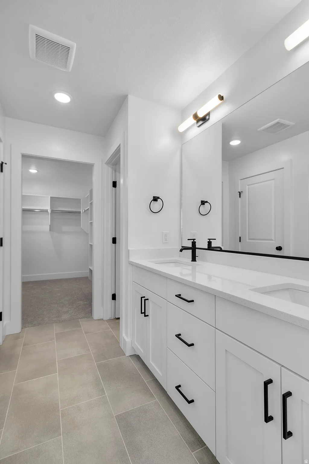 Bathroom in the primary room