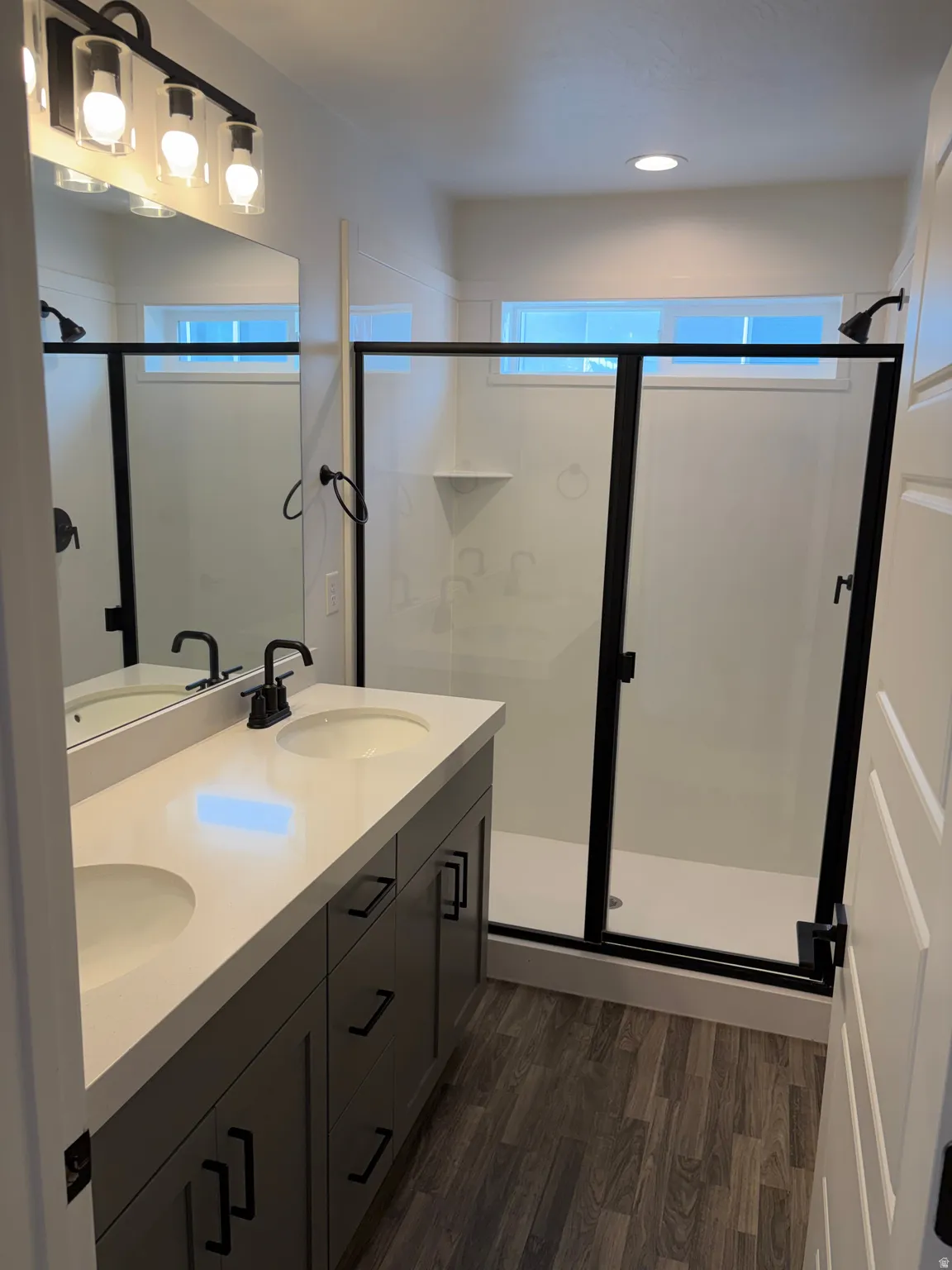 Dual vanity with undermount sinks and light-toned countertop