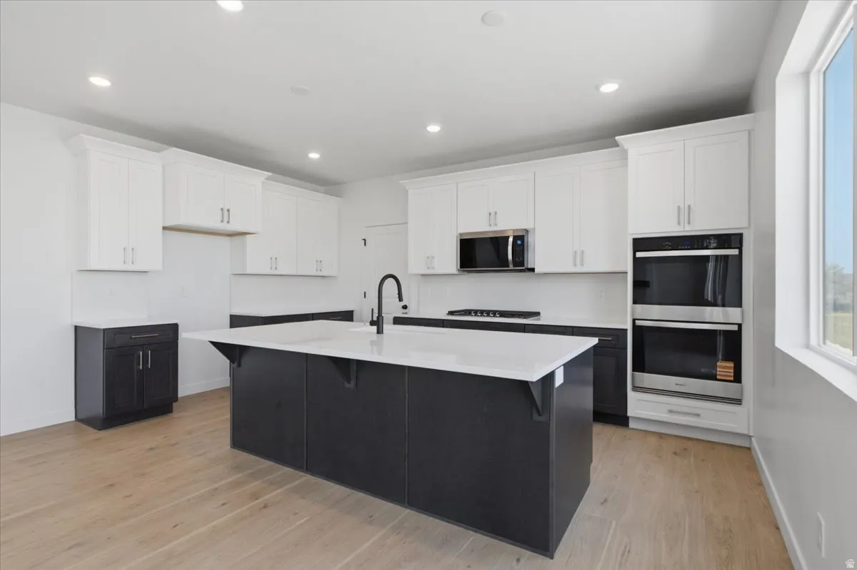 Great cabinets and countertops.  Includes an easy to clean  full quartz backsplash!
