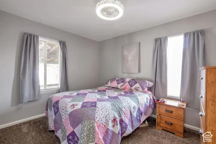Recessed ceiling light fixture and two windows with blinds