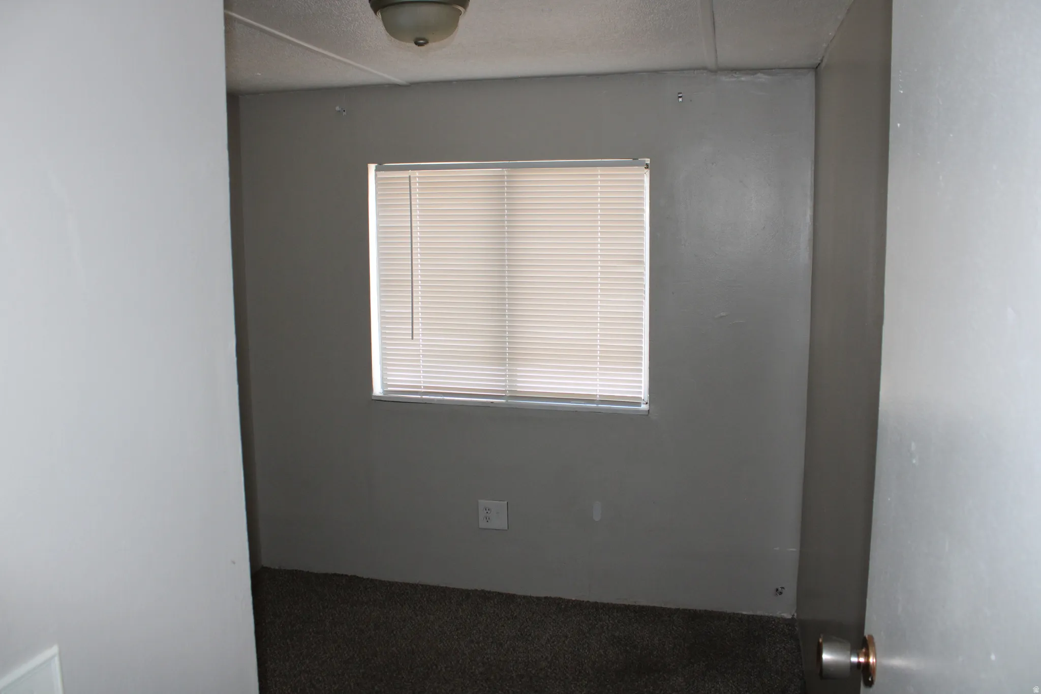 Recessed window with blinds