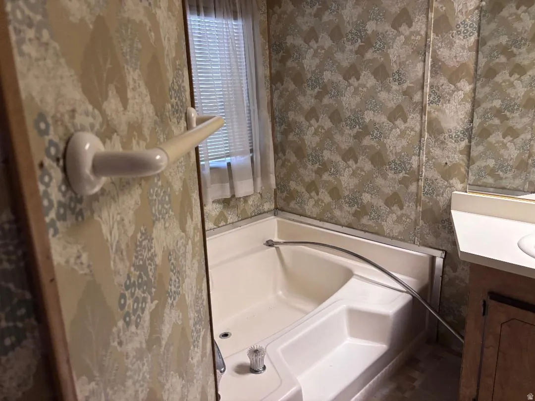 Alcove bathtub with shower curtain rod