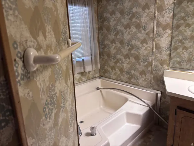 Alcove bathtub with shower curtain rod