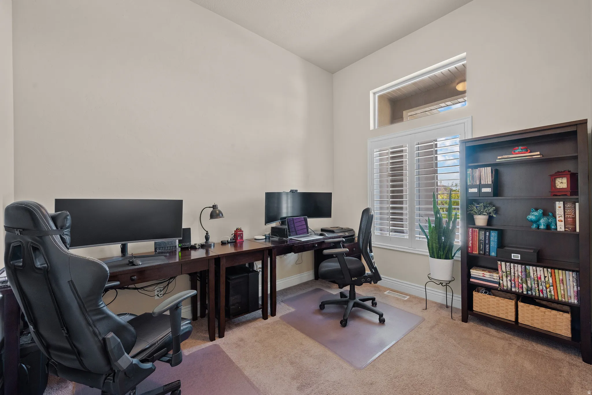 PERFECT OFFICE SPACE OR DEN AREA!