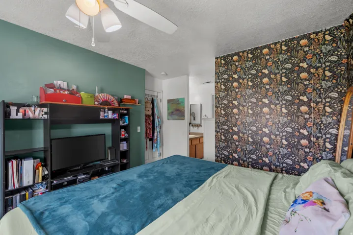 Ceiling fan with integrated lighting