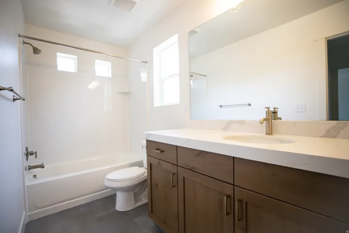 Upstairs full bathroom
