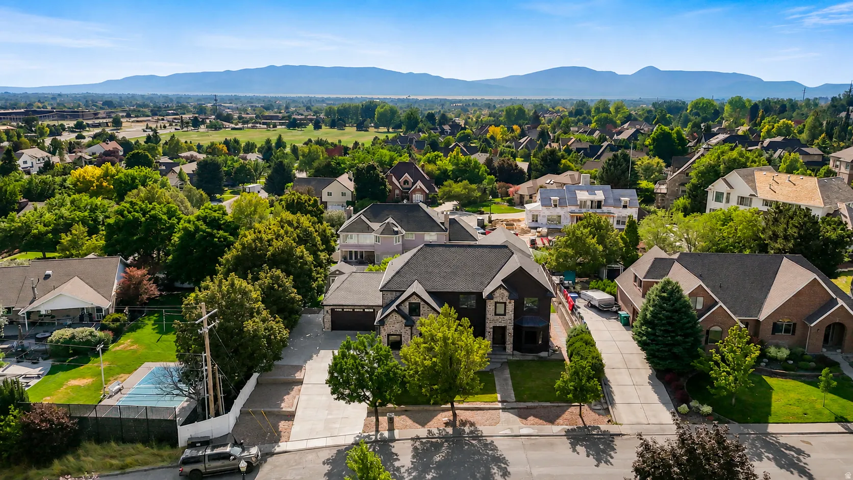 Lovely setting near Provo Canyon in an established neighborhood.