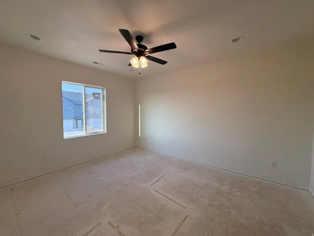 Ceiling fan with integrated lighting