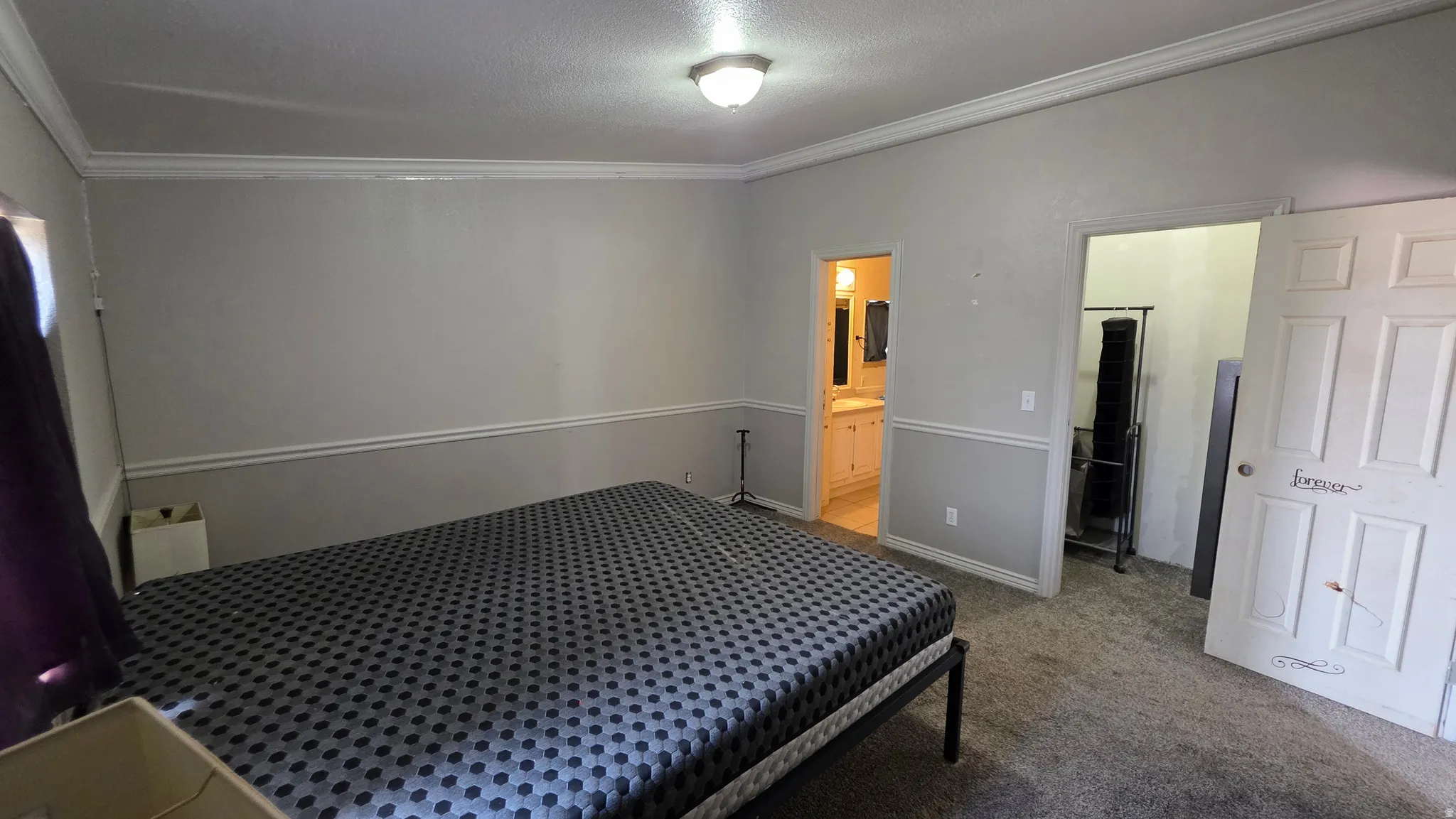 Neutral wall tones with chair rail molding