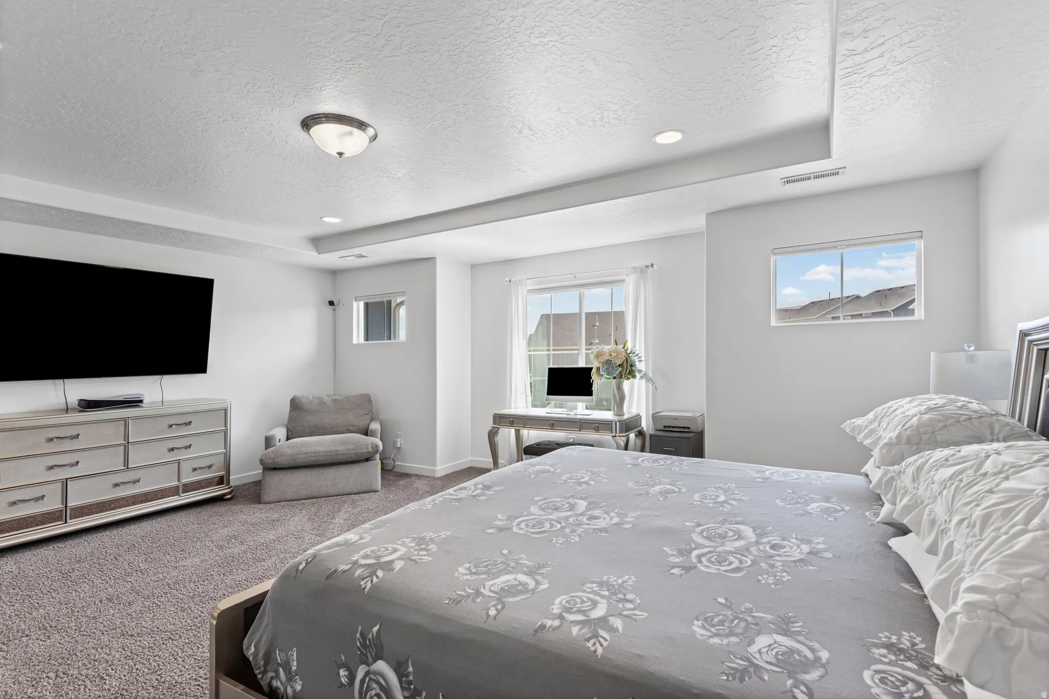 Tray ceiling with recessed lighting