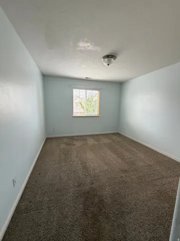 Recessed window with horizontal blinds