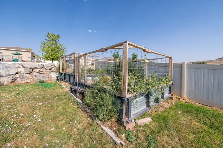 Raised garden beds with integrated trellises