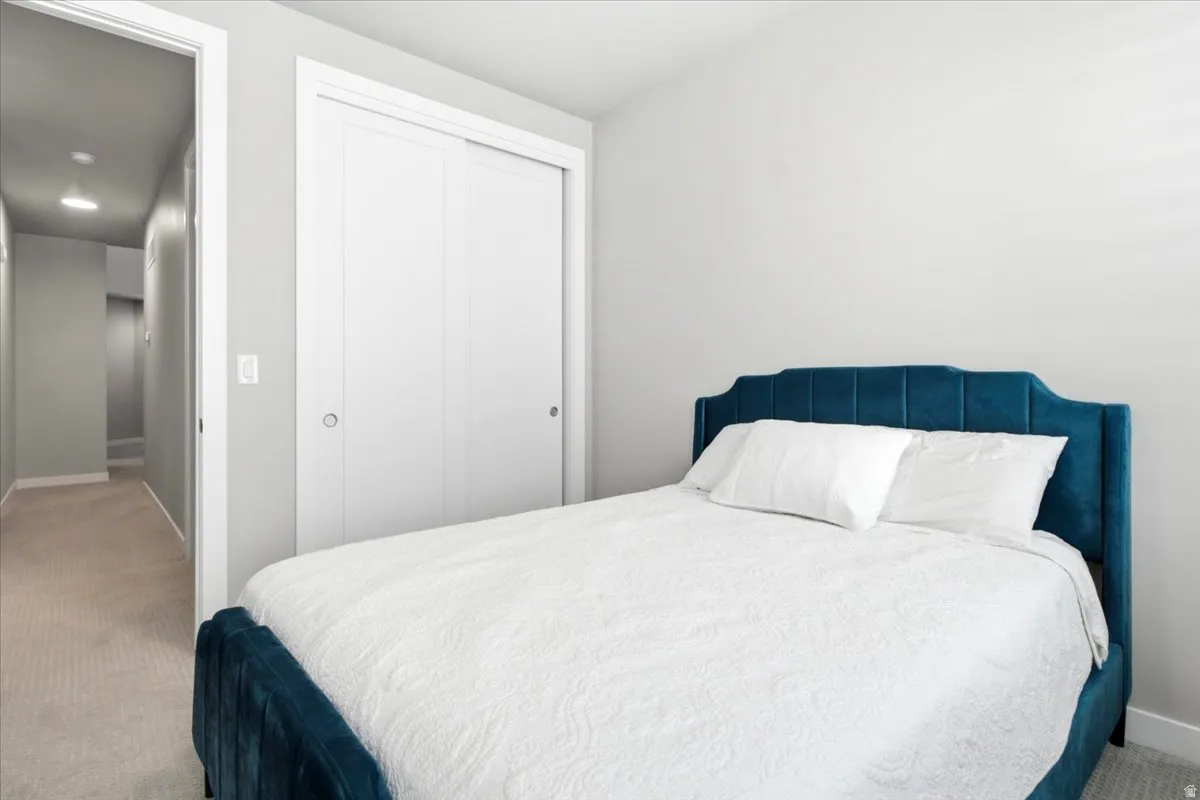 White walls with a light gray carpeted hallway