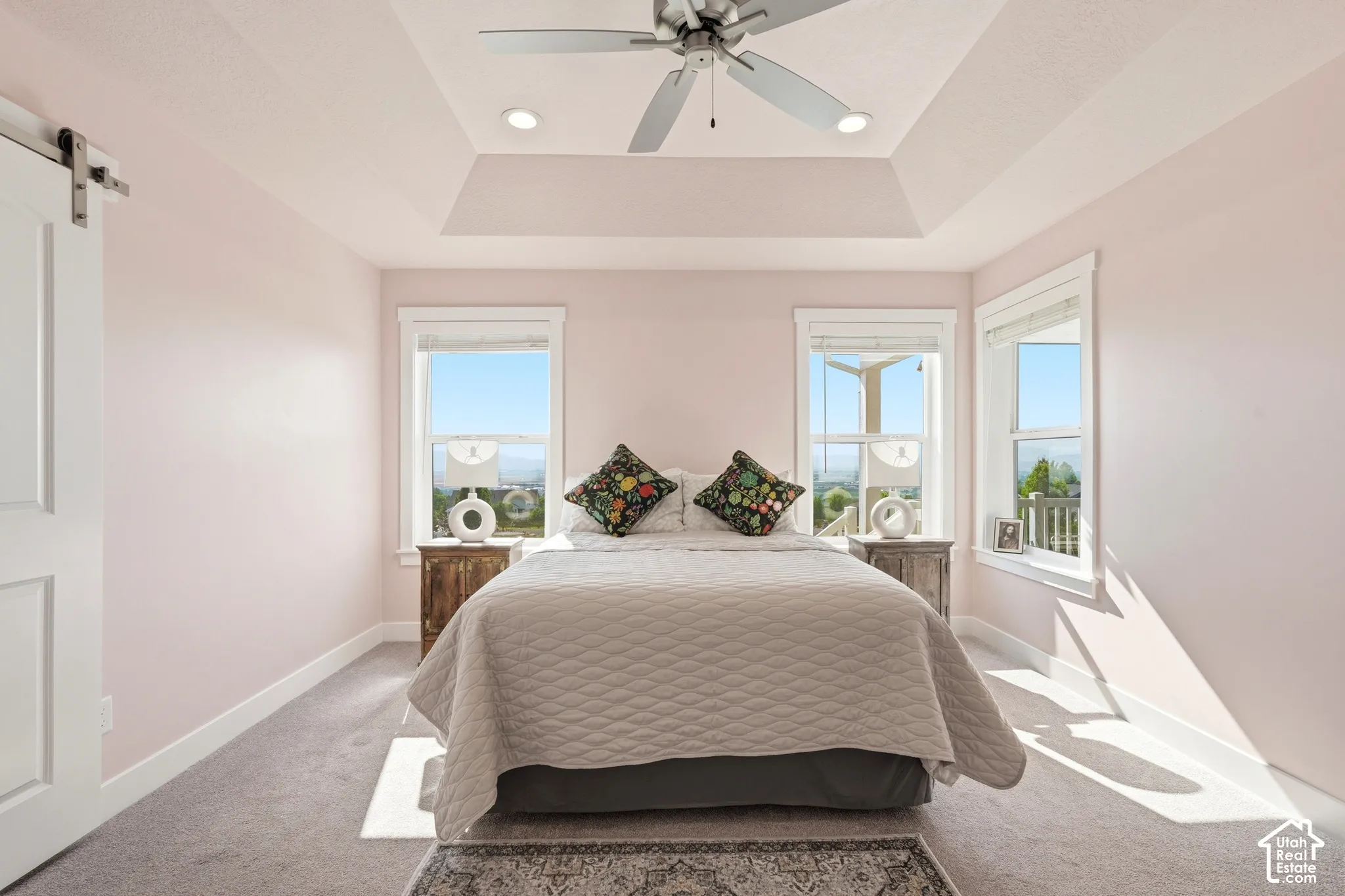 Tray ceiling with recessed lighting and ceiling fan
