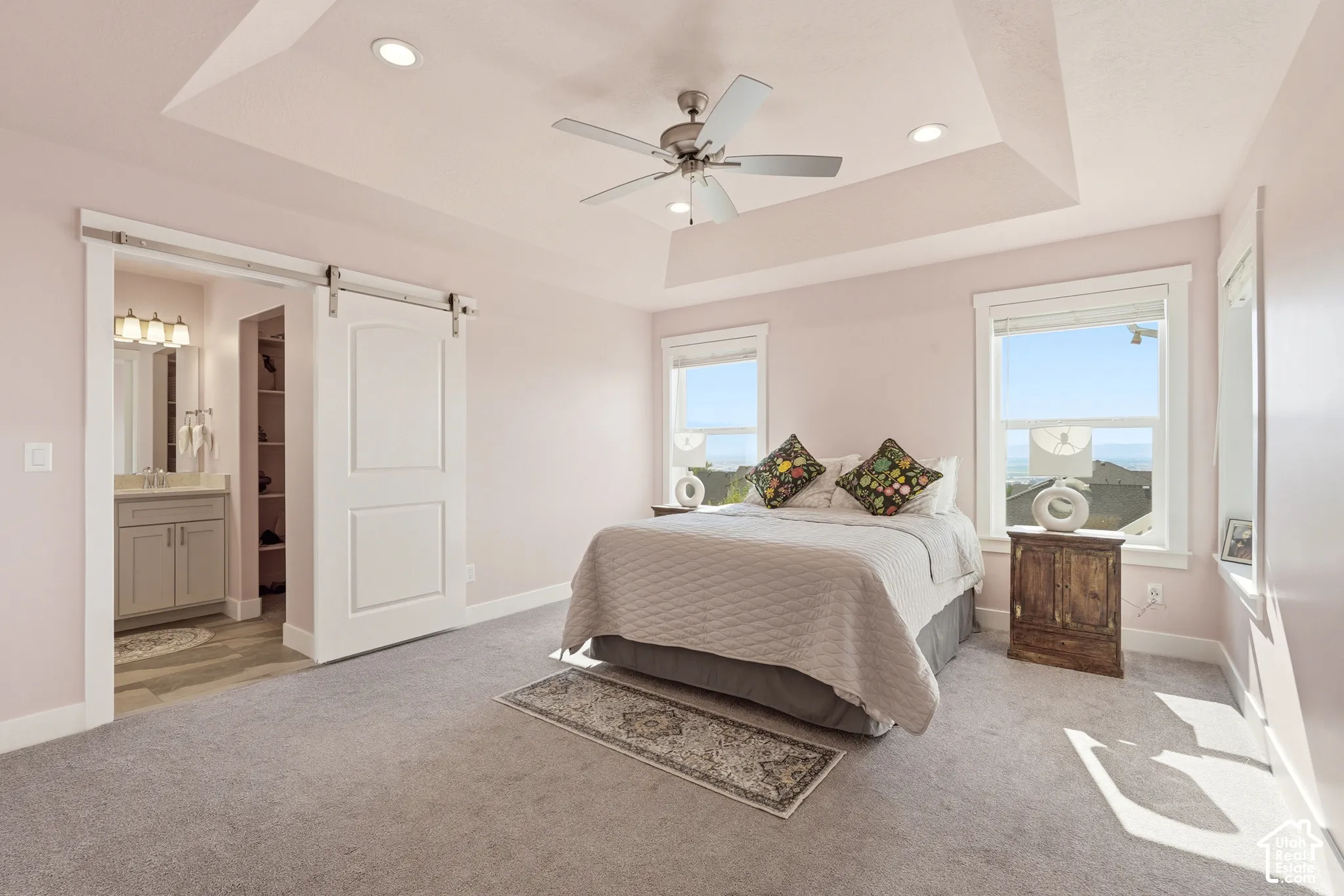 Tray ceiling with recessed lighting and ceiling fan