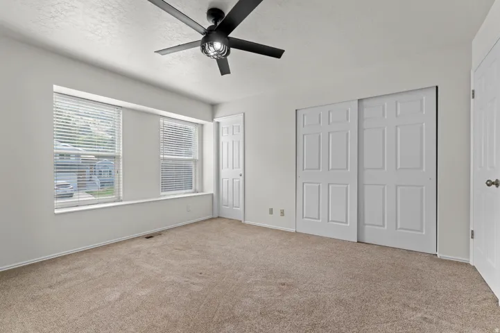 Neutral tone carpet flooring