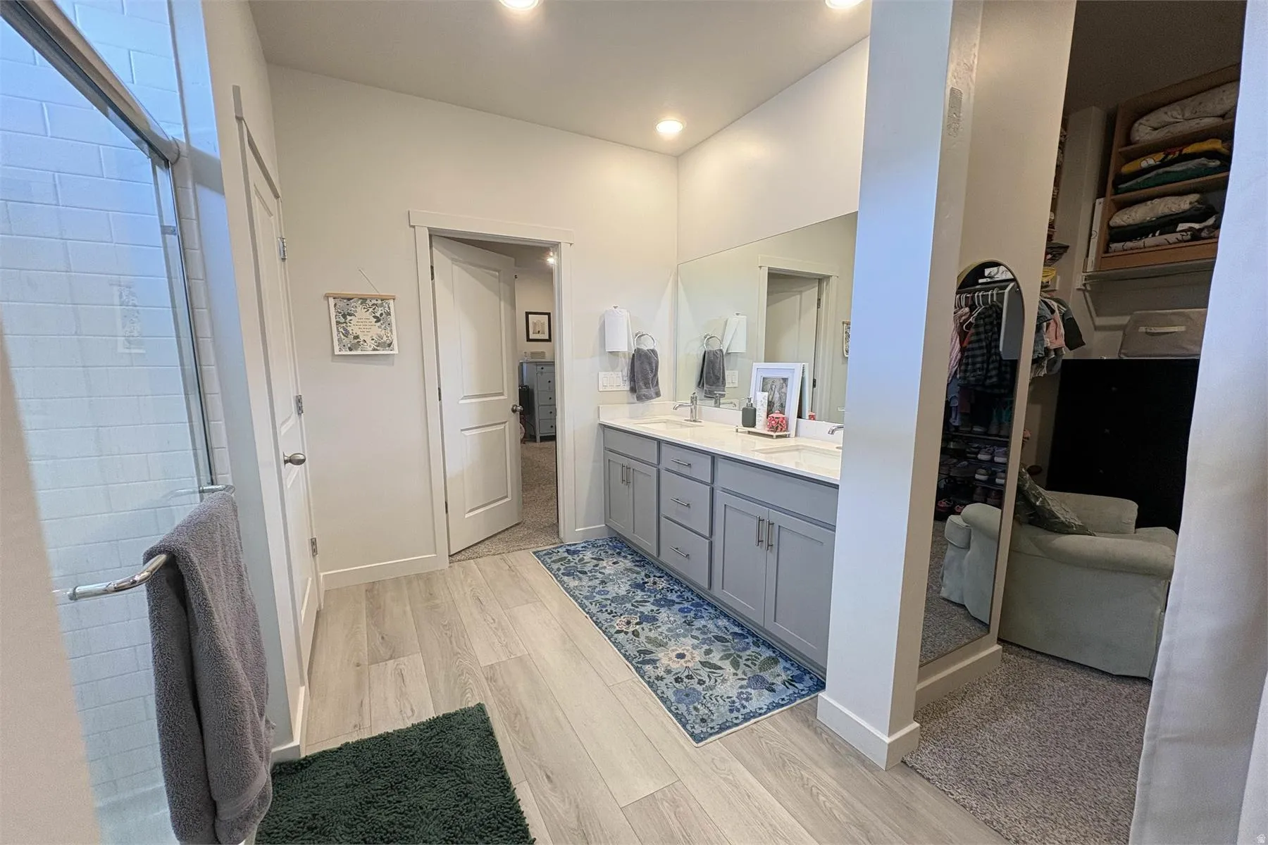 Dual vanity with undermount sinks and quartz countertop