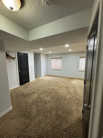 Recessed lighting, wood-finish blinds, and a neutral color palette