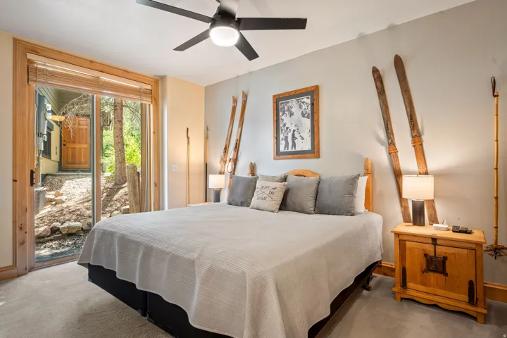 Ceiling fan with integrated lighting