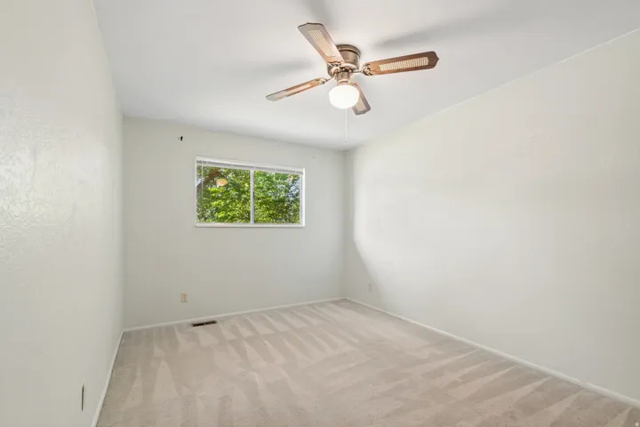 Ceiling fan with integrated lighting