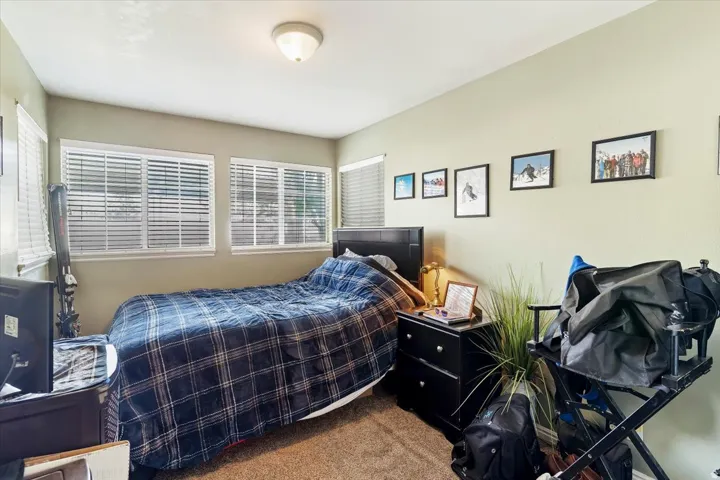 Multiple windows with blinds, wall-mounted ceiling light fixture