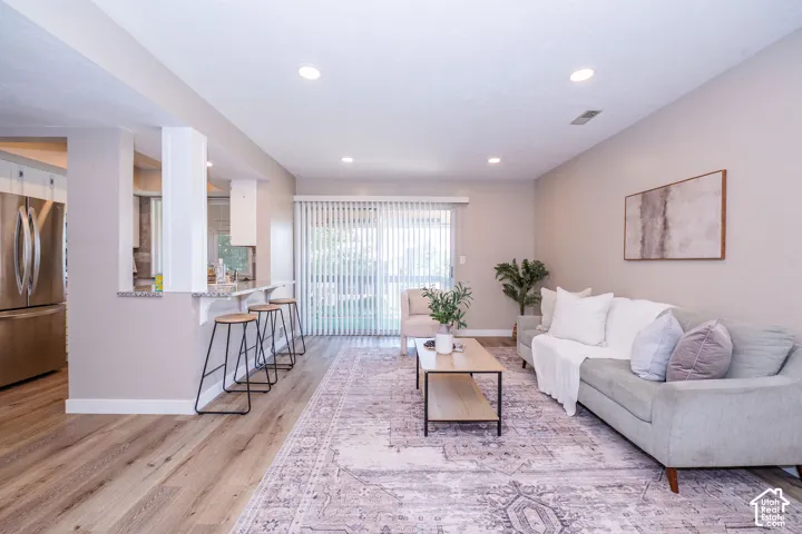 Spacious Living Room with Breakfast Bar