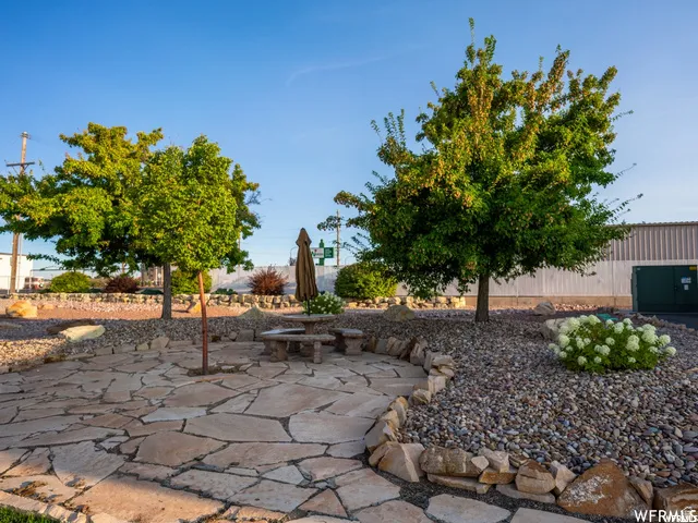 Stone patio featuring irregular flagstone pavers