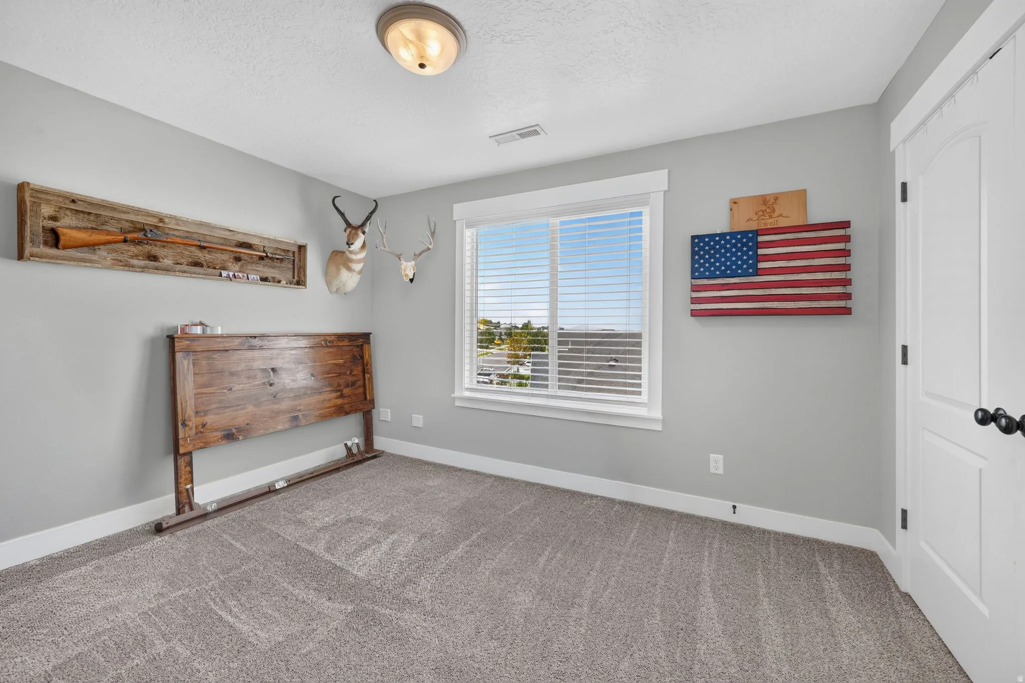 Wall-to-wall carpeting and neutral wall tones
