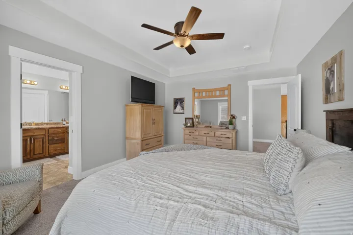 Recessed tray ceiling with crown molding and ceiling fan