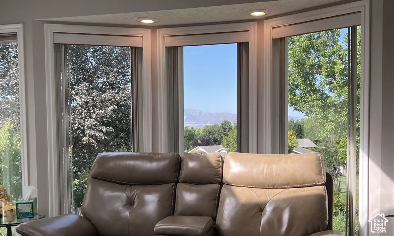 Bay window with recessed lighting and expansive exterior views