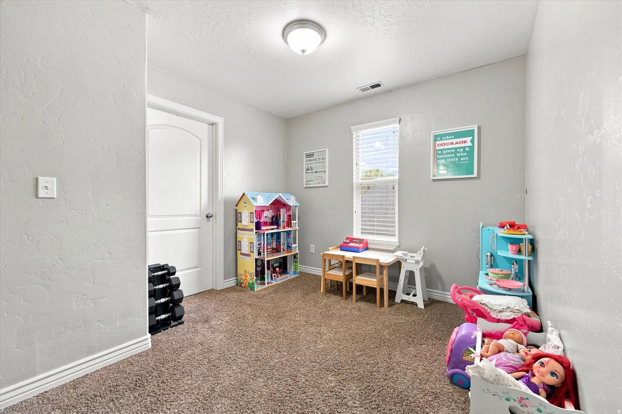 Upstairs loft, Textured walls, arched interior door, single window with blinds, recessed ceiling light, and carpet flooring